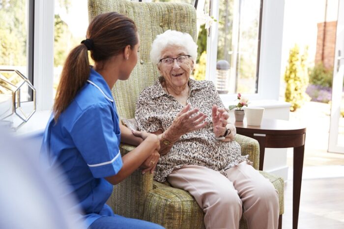 how-to-help-your-loved-ones-adapt-to-assisted-living